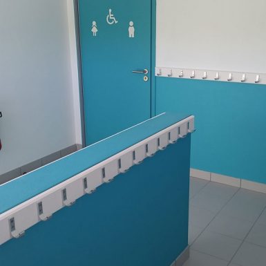 Porte-manteaux et toilettes bleus