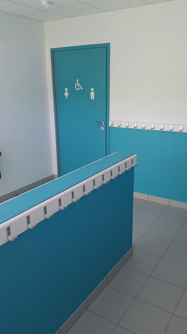 Porte-manteaux et toilettes bleus