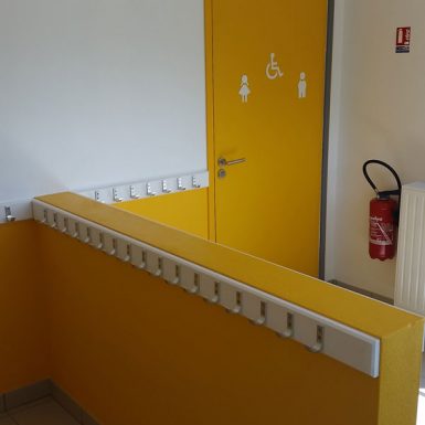 Porte-manteaux et toilettes jaunes