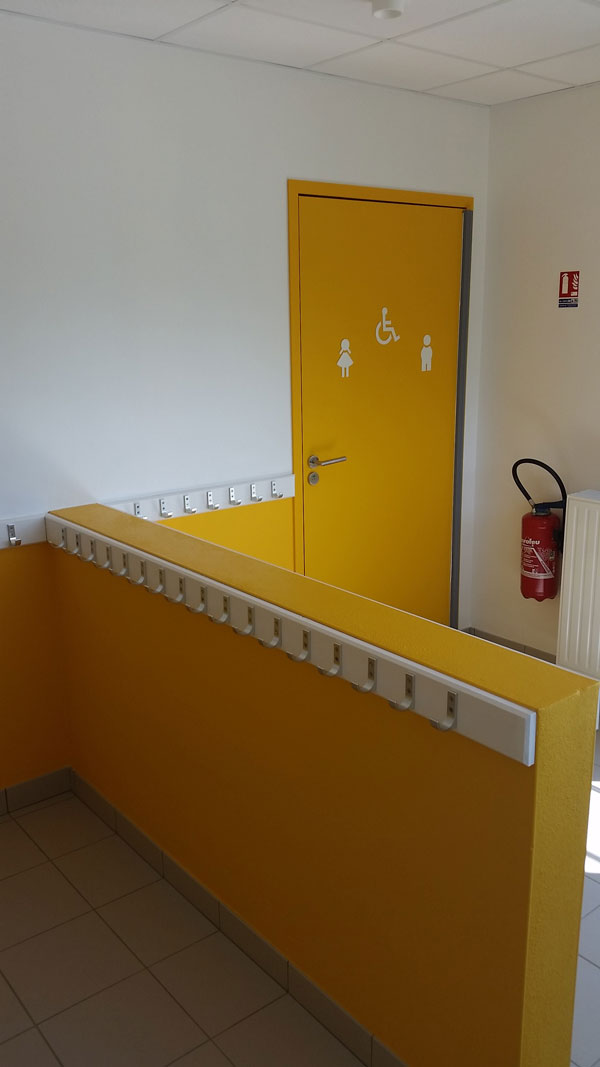 Porte-manteaux et toilettes jaunes