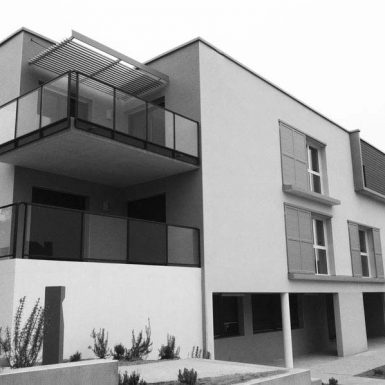 Foyer ADAPEI - façade en noir et blanc