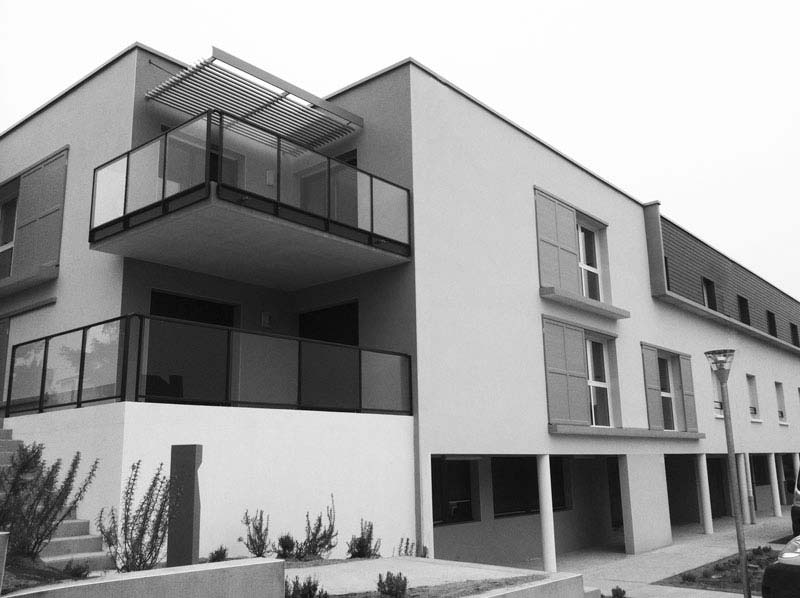 Foyer ADAPEI - façade en noir et blanc