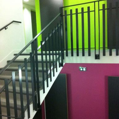 Foyer ADAPEI - Escalier coloré violet et vert