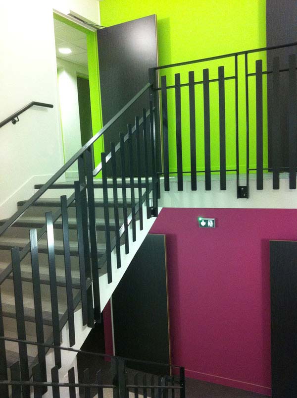 Foyer ADAPEI - Escalier coloré violet et vert