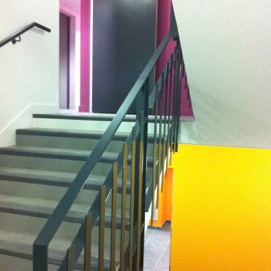 Foyer ADAPEI - escalier coloré jaune et violet