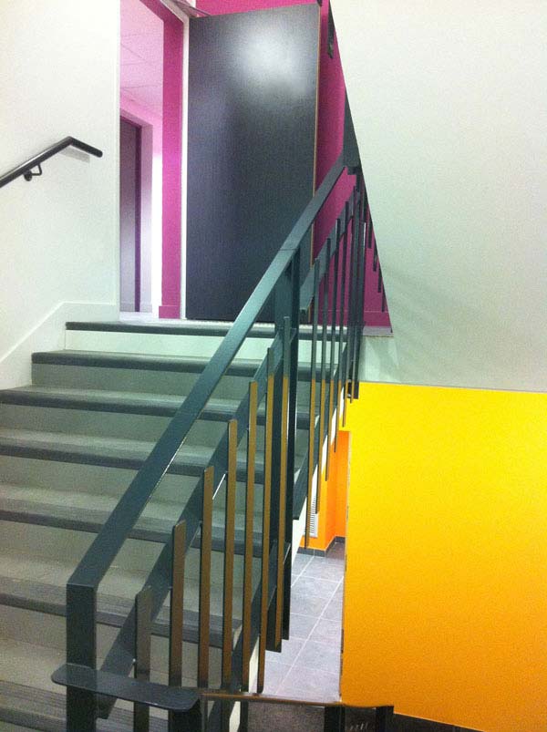 Foyer ADAPEI - escalier coloré jaune et violet