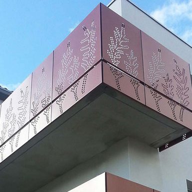 Balcon en métal avec motif de plantes percé