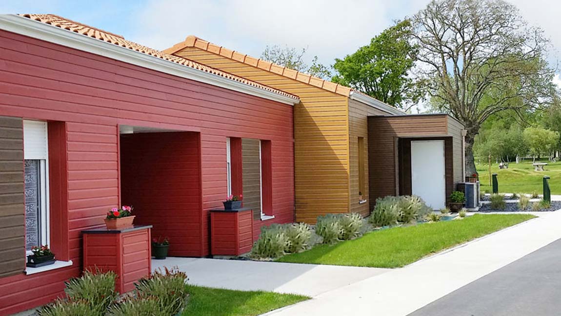 Façade du village retraite à Chauvé